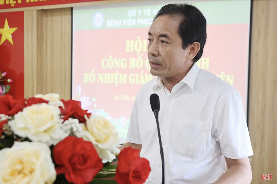 Phó Giám đốc Sở Y tế Lê Chánh Thành phát biểu giao nhiệm vụ cho tân Giám đốc Bệnh viện PHCN Hà Tĩnh Phạm Thị Phương.